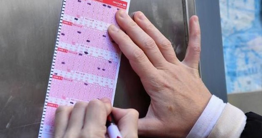 Britaniya sakini köhnə lotereya bileti ilə 76 milyon funt qazandı Britaniya sakini köhnə lotereya bileti ilə 76 milyon funt qazandı
