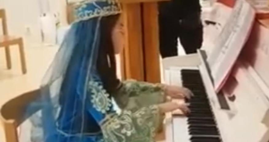 İsveçdə yaşayan çinli qız “Sarı gəlin” mahnısını ifa edib — VİDEO İsveçdə yaşayan çinli qız “Sarı gəlin” mahnısını ifa edib — VİDEO