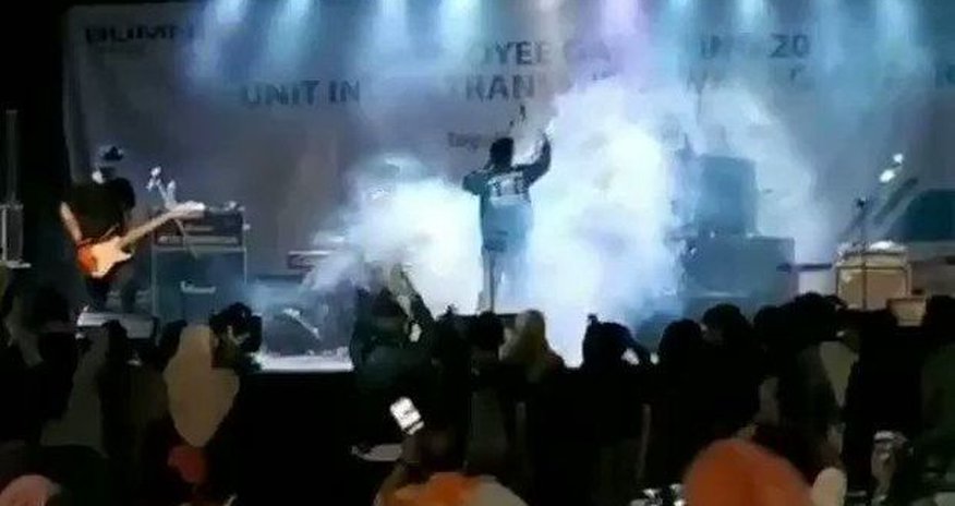Sunami konsert zamanı musiqiçiləri yuyub apardı - VİDEO Sunami konsert zamanı musiqiçiləri yuyub apardı - VİDEO
