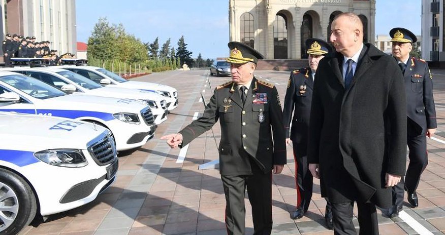 Prezident yol polislərinə verilən maşınlara baxdı - FOTOLAR Prezident yol polislərinə verilən maşınlara baxdı - FOTOLAR