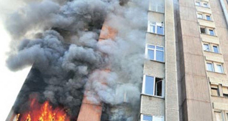 Bakıda çoxmərtəbəli yaşayış binasında yanğın Bakıda çoxmərtəbəli yaşayış binasında yanğın