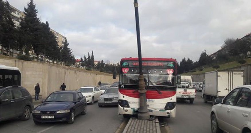Bakıda sərnişin avtobusu işıq dirəyinə çırpıldı: xəsarət alan var - FOTO Bakıda sərnişin avtobusu işıq dirəyinə çırpıldı: xəsarət alan var - FOTO