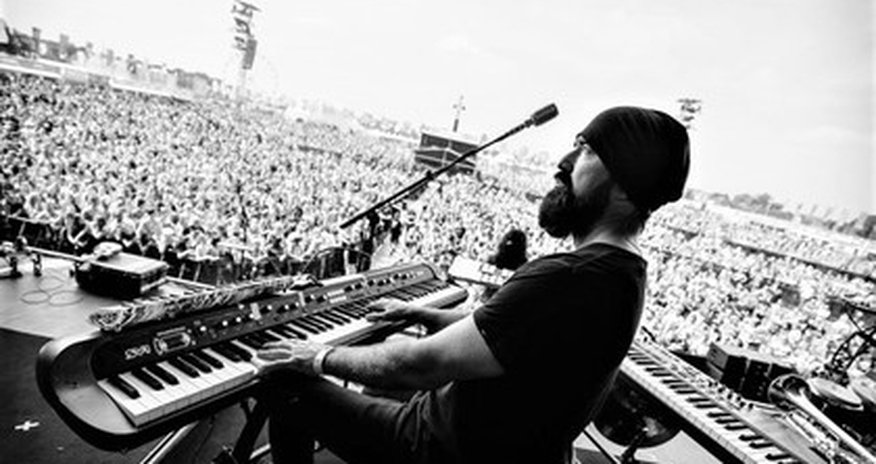 Умер вокалист группы Walk off the Earth Умер вокалист группы Walk off the Earth