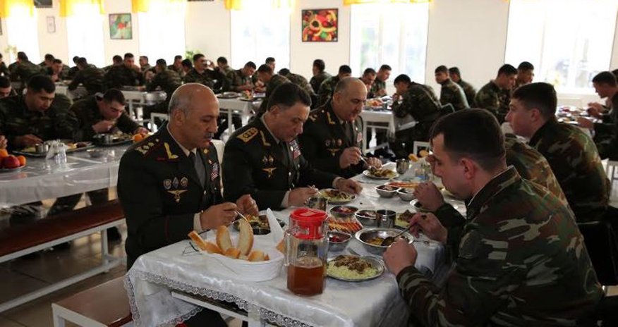 Ramil Usubov əsgərlərlə birlikdə nahar etdi Ramil Usubov əsgərlərlə birlikdə nahar etdi