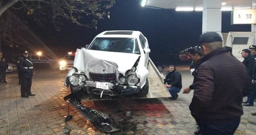 Azərbaycanda maşın "zapravka"ya çırpıldı - Xəsarət alanlar var Azərbaycanda maşın "zapravka"ya çırpıldı - Xəsarət alanlar var