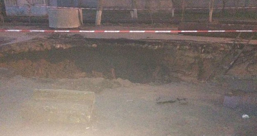 В Сумгайыте провалилась часть дороги В Сумгайыте провалилась часть дороги