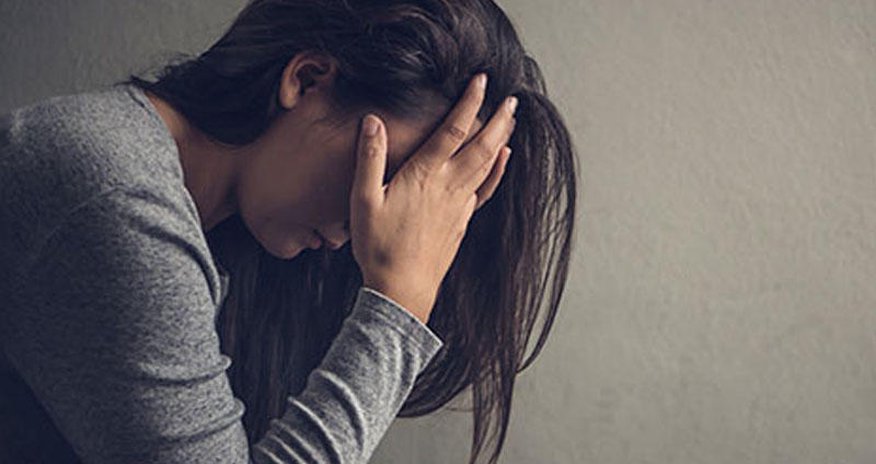 Doğuşdan sonra qadınlar niyə depressiyaya düşür? Doğuşdan sonra qadınlar niyə depressiyaya düşür?