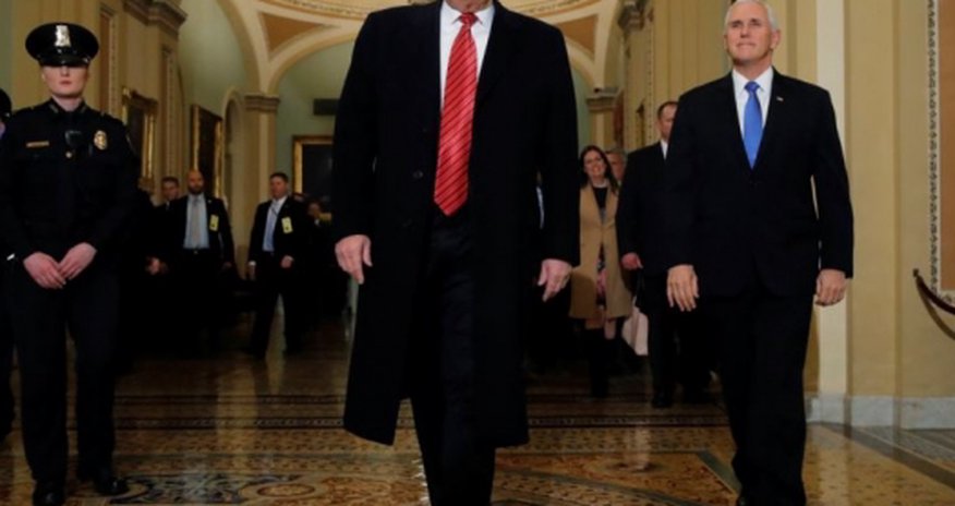 Трамп ушел со встречи с демократами Трамп ушел со встречи с демократами