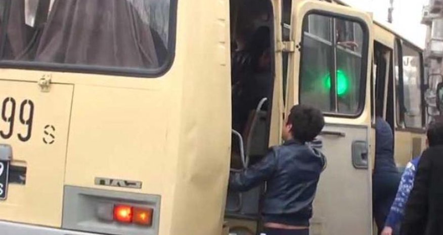 Ermənistanda Müdafiə Nazirliyinin avtobusuna basqın edildi - Ordu ilə xalq arasında qarşıdurma başlandı Ermənistanda Müdafiə Nazirliyinin avtobusuna basqın edildi - Ordu ilə xalq arasında qarşıdurma başlandı