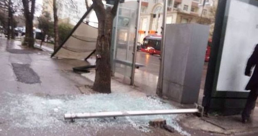 Külək dayanacağı uçurdu - FOTO Külək dayanacağı uçurdu - FOTO