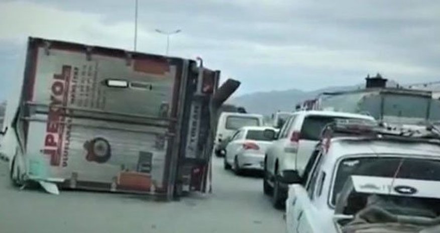 Bakıda güclü külək TIR-ı aşırdı - VİDEO Bakıda güclü külək TIR-ı aşırdı - VİDEO