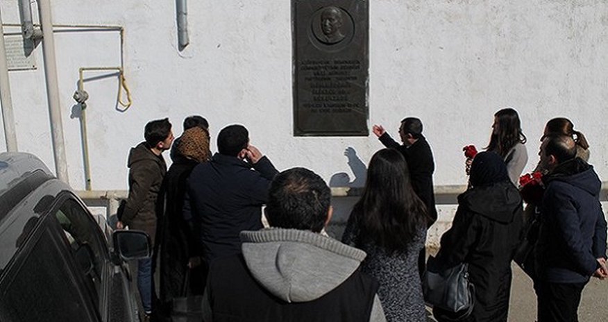 Rəsulzadənin barelyefini oğurlayan şəxs tutuldu Rəsulzadənin barelyefini oğurlayan şəxs tutuldu