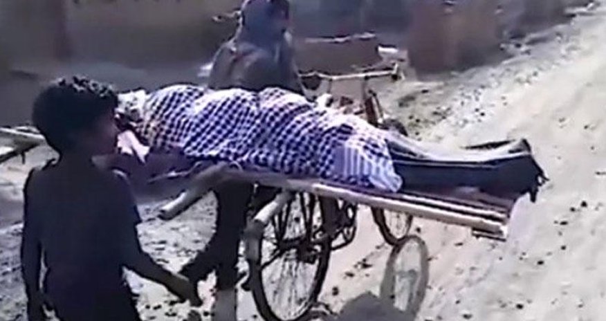 Yasa gələn olmadı, oğlan anasını velosipedlə aparıb basdırdı - VİDEO Yasa gələn olmadı, oğlan anasını velosipedlə aparıb basdırdı - VİDEO