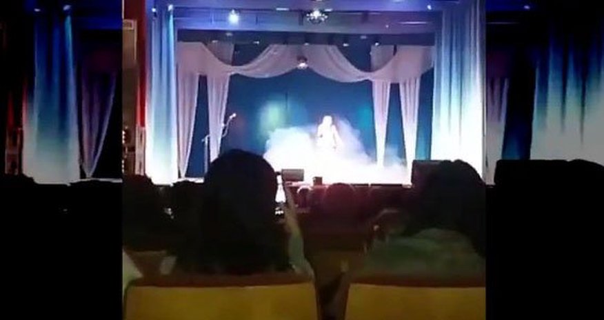 Məşhur müğənni səhnədə çıxışı zamanı öldü - VİDEO Məşhur müğənni səhnədə çıxışı zamanı öldü - VİDEO