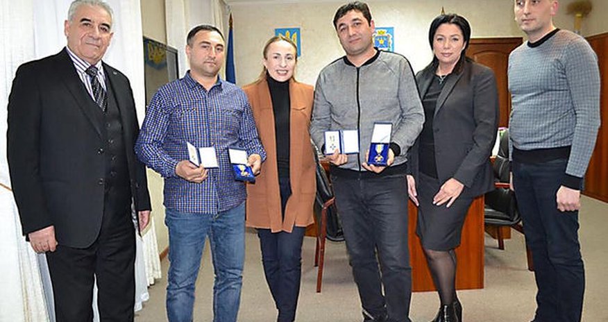 Ukraynada ailəni xilas edən azərbaycanlı qardaşlara mükafat - FOTO Ukraynada ailəni xilas edən azərbaycanlı qardaşlara mükafat - FOTO