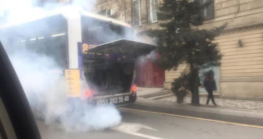 Bakının mərkəzində sərnişin avtobusu yanır - FOTO Bakının mərkəzində sərnişin avtobusu yanır - FOTO