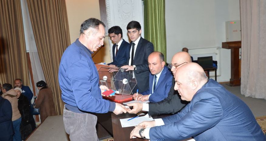Abşeron rayonunda yeni istifadəyə verilmiş yaşayış kompleksinə məcburi köçkünlərin köçürülməsinə başlanılıb Abşeron rayonunda yeni istifadəyə verilmiş yaşayış kompleksinə məcburi köçkünlərin köçürülməsinə başlanılıb