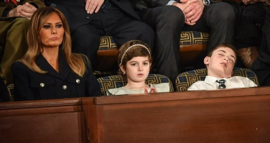 11-летний Джошуа Трамп заснул во время выступления президента США 11-летний Джошуа Трамп заснул во время выступления президента США