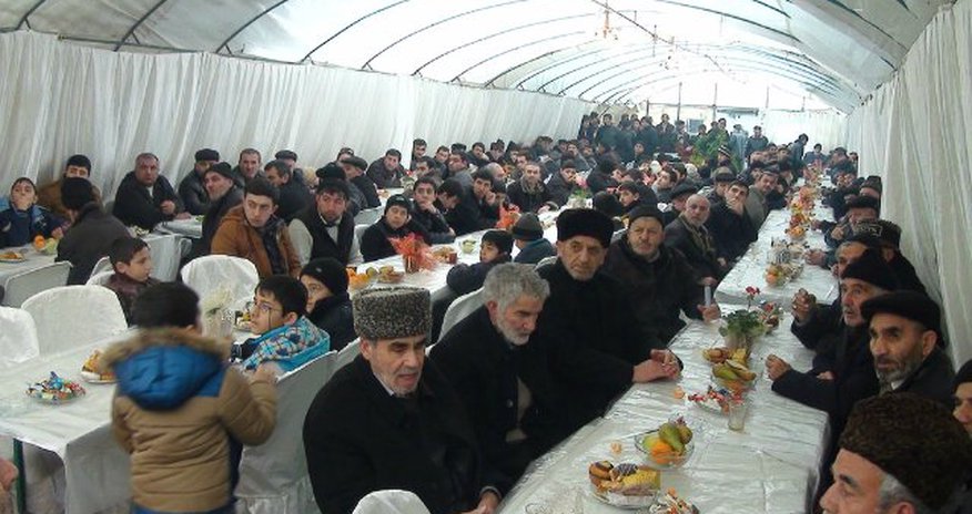 Azərbaycanlı müğənninin anasının yasına gedənlər: "Yeməyə heç nə vermədilər, ac qaldıq..." - VİDEO Azərbaycanlı müğənninin anasının yasına gedənlər: "Yeməyə heç nə vermədilər, ac qaldıq..." - VİDEO