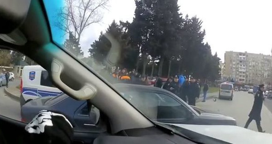 В Баку столкнулись два автомобиля - ВИДЕО В Баку столкнулись два автомобиля - ВИДЕО