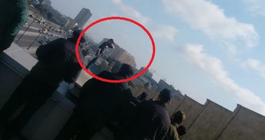Bakıda intihara cəhd: Yollar bağlandı – Video Bakıda intihara cəhd: Yollar bağlandı – Video