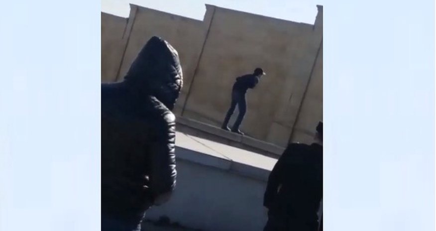 Bakıda oğlan intihar edir – ANBAAN VİDEO Bakıda oğlan intihar edir – ANBAAN VİDEO