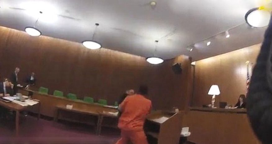47 il cəza aldığını öyrənən məhkum vəkilinin burnunu sındırdı – Video 47 il cəza aldığını öyrənən məhkum vəkilinin burnunu sındırdı – Video