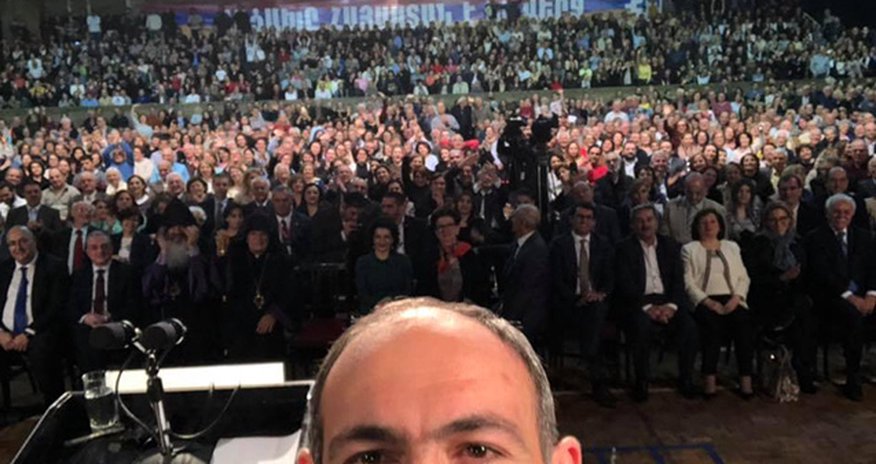 Fazil Mustafa Paşinyanın feysbukda paylaşdığı şəklə etiraz etdi Fazil Mustafa Paşinyanın feysbukda paylaşdığı şəklə etiraz etdi