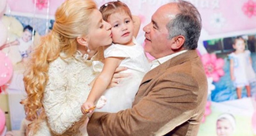 Qəzaya düşən təyyarədə azərbaycanlı milyarderin qızı da olub Qəzaya düşən təyyarədə azərbaycanlı milyarderin qızı da olub