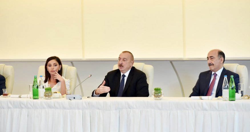 Sənətçilərin prezidentlə görüşündən - FOTOLAR Sənətçilərin prezidentlə görüşündən - FOTOLAR