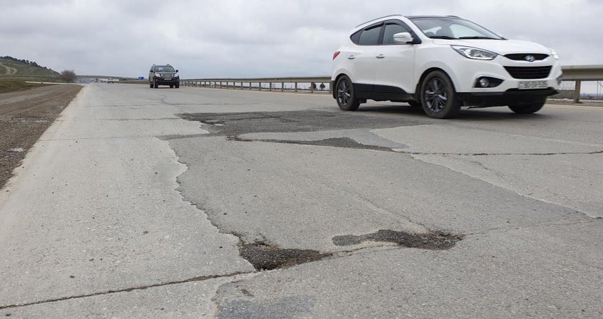 Ziya Məmmədovun yarım milyardlıq beton yolu batan yola necə döndü... - FOTOLAR Ziya Məmmədovun yarım milyardlıq beton yolu batan yola necə döndü... - FOTOLAR