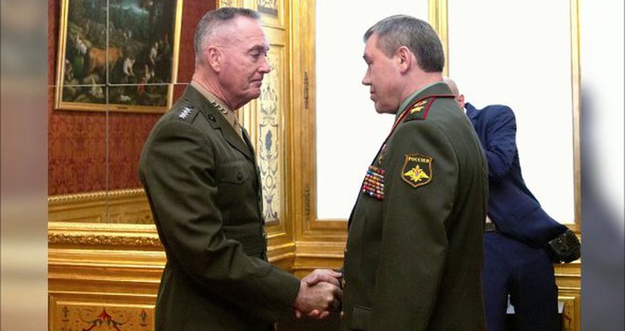 Американскому генералу в Баку подарили медальоны и картину Американскому генералу в Баку подарили медальоны и картину