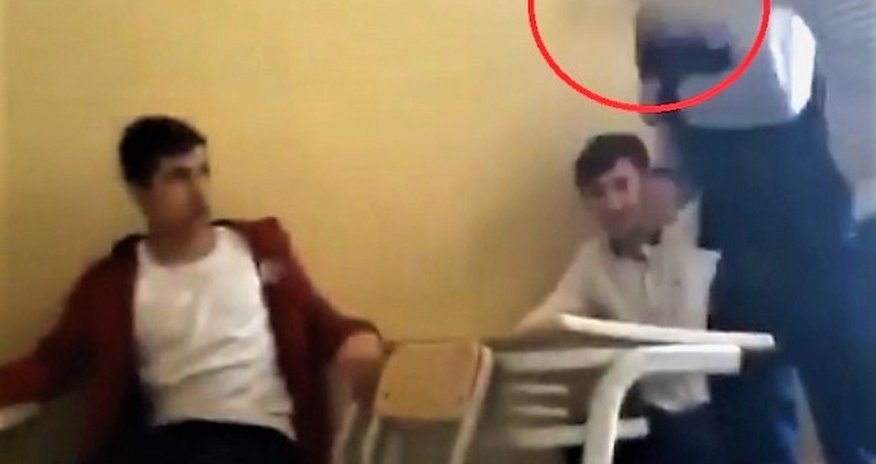 В одной из школ Баку учитель зверски избил учащегося - ВИДЕО В одной из школ Баку учитель зверски избил учащегося - ВИДЕО