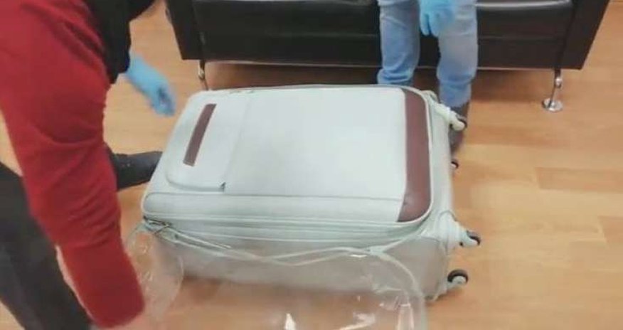Havalimanında tapılan sahibsiz çamadandan GÖRÜN NƏ ÇIXDI - FOTOLAR Havalimanında tapılan sahibsiz çamadandan GÖRÜN NƏ ÇIXDI - FOTOLAR