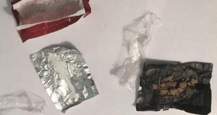 Həbsxanadakı qardaşına sovqat gətirdi, içindən heroin çıxdı Həbsxanadakı qardaşına sovqat gətirdi, içindən heroin çıxdı