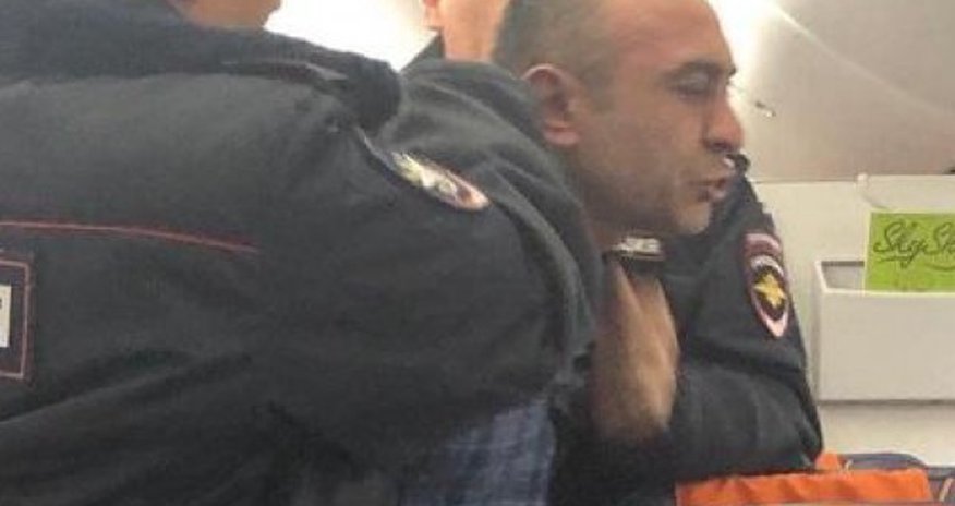 Sərxoş azərbaycanlı Moskvaya uçan təyyarədən qovuldu - FOTO Sərxoş azərbaycanlı Moskvaya uçan təyyarədən qovuldu - FOTO