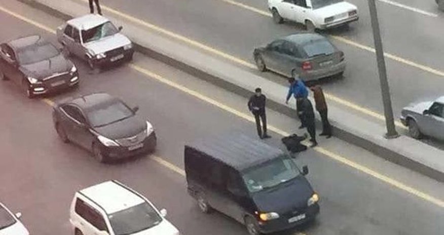 В Баку двух человек сбила машина - ВИДЕО В Баку двух человек сбила машина - ВИДЕО