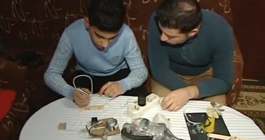 Bu uşaq adi əşyaları elektrik avadanlığına çevirir Bu uşaq adi əşyaları elektrik avadanlığına çevirir