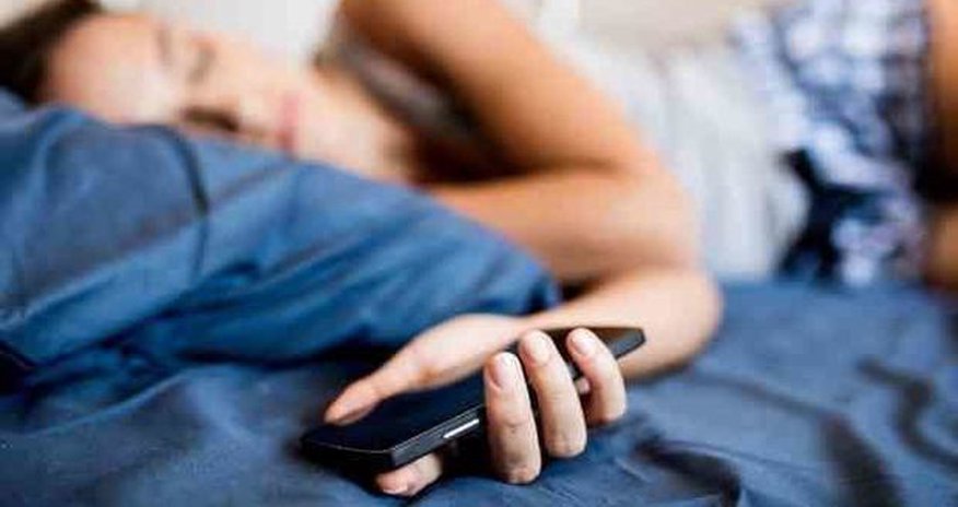 Telefonla yatmağın təhlükəsi aşkarlandı Telefonla yatmağın təhlükəsi aşkarlandı
