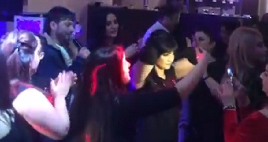 Azərbaycan qadını bu mahnıya da oynadı: “Kazbekə şey basım zırranım…” – VİDEO Azərbaycan qadını bu mahnıya da oynadı: “Kazbekə şey basım zırranım…” – VİDEO