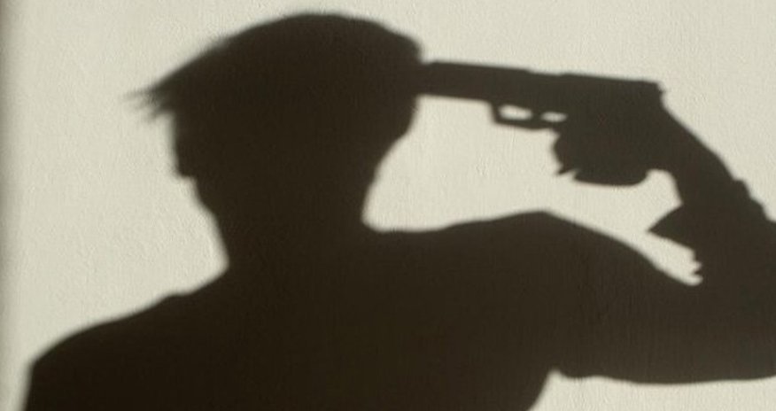 Müğənni klip çəkilişində özünü güllələdi Müğənni klip çəkilişində özünü güllələdi