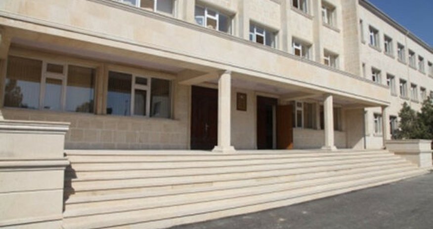 Bakıda şagirdlər müəllimi döydü Bakıda şagirdlər müəllimi döydü