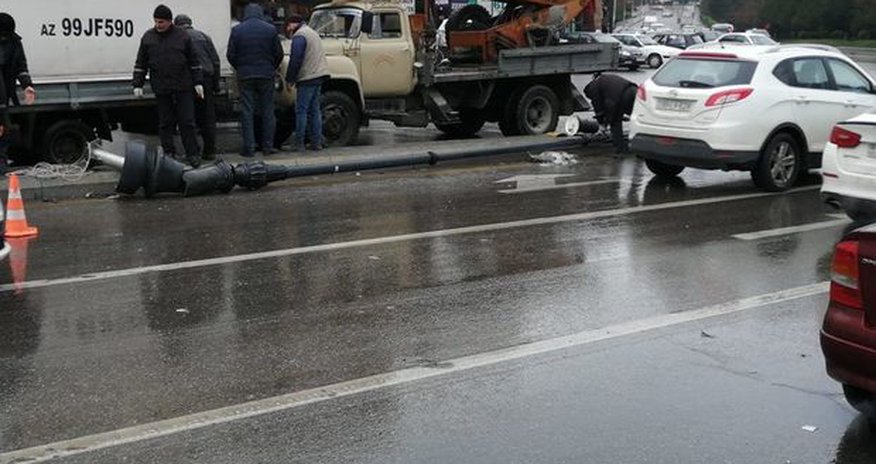 Bakıda ağır qəza: “Pajero” dirəyə çırpıldı, aşdı - VİDEO Bakıda ağır qəza: “Pajero” dirəyə çırpıldı, aşdı - VİDEO