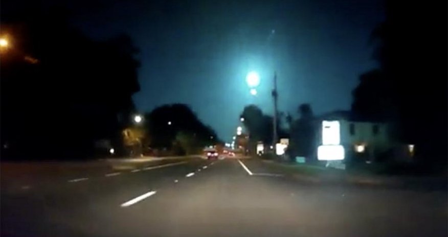 Жители Флориды сняли на видео падение голубого метеора Жители Флориды сняли на видео падение голубого метеора