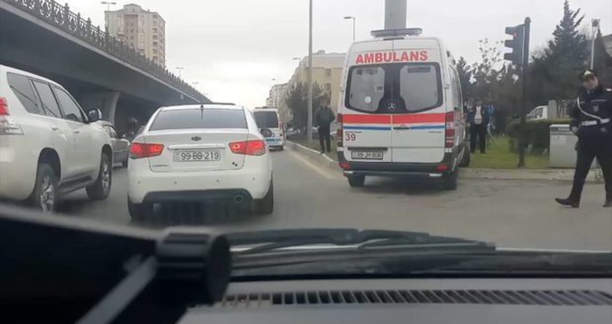 В Баку машина скорой помощи попала в аварию - ВИДЕО В Баку машина скорой помощи попала в аварию - ВИДЕО