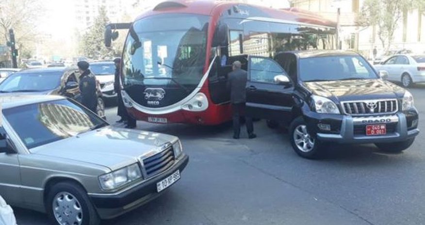 “Bakubus”ın avtobusu səfirliyin maşını ilə toqquşdu “Bakubus”ın avtobusu səfirliyin maşını ilə toqquşdu