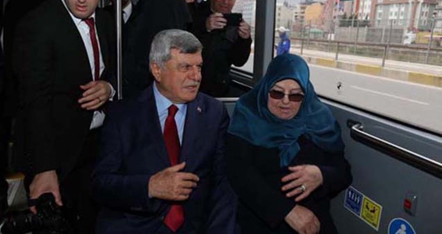 Vəzifəsini təhvil verib evə avtobusla qayıtdı – FOTOLAR Vəzifəsini təhvil verib evə avtobusla qayıtdı – FOTOLAR