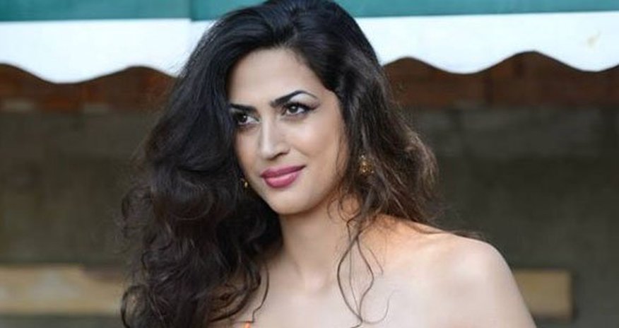 Ermənistan parlamentində transgender qalmaqala səbəb oldu - VİDEO Ermənistan parlamentində transgender qalmaqala səbəb oldu - VİDEO