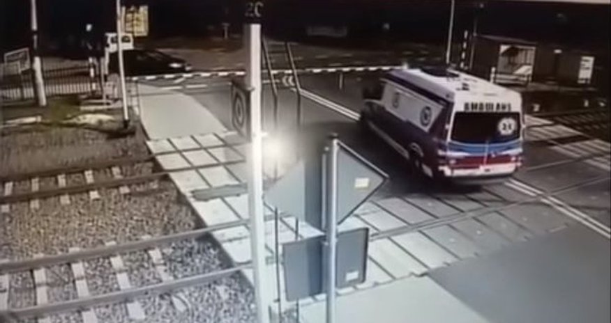 В Польше поезд протаранил машину скорой помощи - ВИДЕО В Польше поезд протаранил машину скорой помощи - ВИДЕО