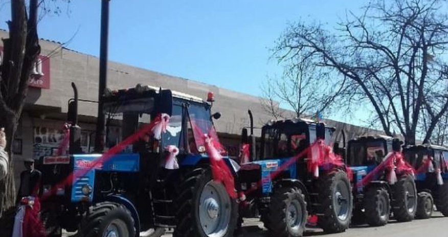 Toy karvanında avtoşluq edən traktor belə qəzaya düşdü – VİDEO Toy karvanında avtoşluq edən traktor belə qəzaya düşdü – VİDEO